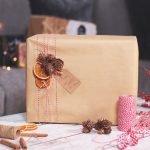 Envoltura de regalos en papel artesanal