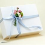 Envoltura de regalos con flores