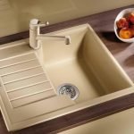 Lavabo con grifo mezclador