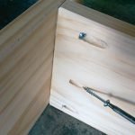 Aplicar pegamento y sujetar con tornillos