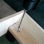 Sujete el riel con un tornillo autorroscante