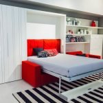 Alfombra rayada sobre un piso blanco