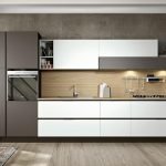 Cocina blanca con detalles en gris.
