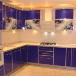 Cocina azul en el interior.