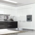 Cocina blanca con acentos oscuros.