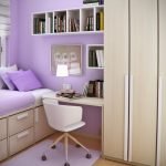Silla de ruedas junto a la mesa