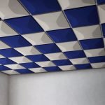 El techo es azul y blanco.
