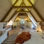 Vigas de madera en el techo de la habitación