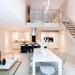 Mesa junto a las escaleras