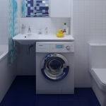 Azulejos azules en el piso