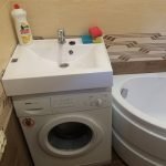 Bañera de esquina en el interior