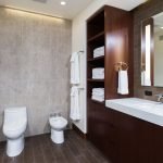 Armario marrón en el baño