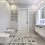 Azulejo en el piso en el baño