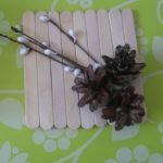 Decora con conos y ramitas