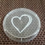 Dibuja un corazón en una funda de algodón