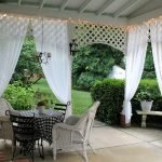 Terraza con cortinas blancas.