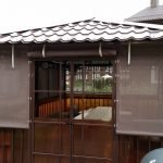 Cenador con cortinas protectoras