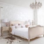 Esconderse junto a la cama