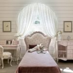 Cama junto a la ventana