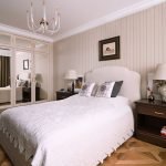 Cama grande en el dormitorio