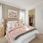 Cama grande en el dormitorio