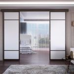 Sofá blanco en la sala de estar