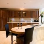 Cocina con desayunador y sillas.