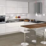 Cocina de diseño interior con barra de desayuno.