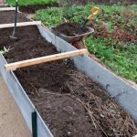 Llenar camas de pizarra con tierra