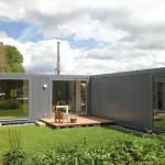 Casa de una planta con taller.