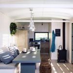 Sala de estar en la casa desde el contenedor