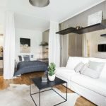 Dormitorio-salón en blanco