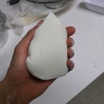 Porcelana fría en la mano