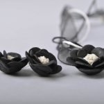 Aretes de flores de porcelana fría