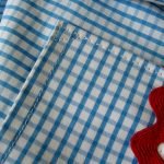 Coser en el bolsillo de un delantal