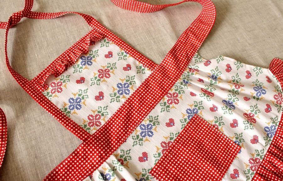 Com cosir un davantal