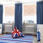 Cortinas azules en las ventanas
