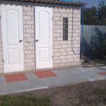 Ducha exterior con baño de ladrillo.