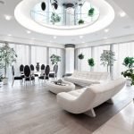 Espejo de techo en el salón interior