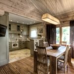 Interior de una casa de madera.