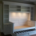 Cama con estantes