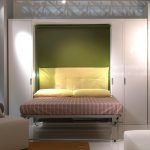 Cama con bisagras en el dormitorio.