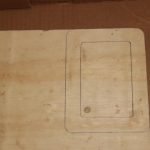 Dibujamos madera contrachapada según la plantilla.