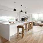 Taburetes de madera en la cocina.