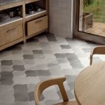 Azulejos en el piso de la cocina.