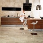 Chica en la cocina