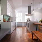 Interior de cocina de madera.
