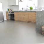 Piso gris en la cocina