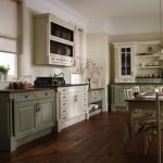 Cocina brillante piso oscuro