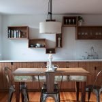 Estantes en el interior de la cocina.
